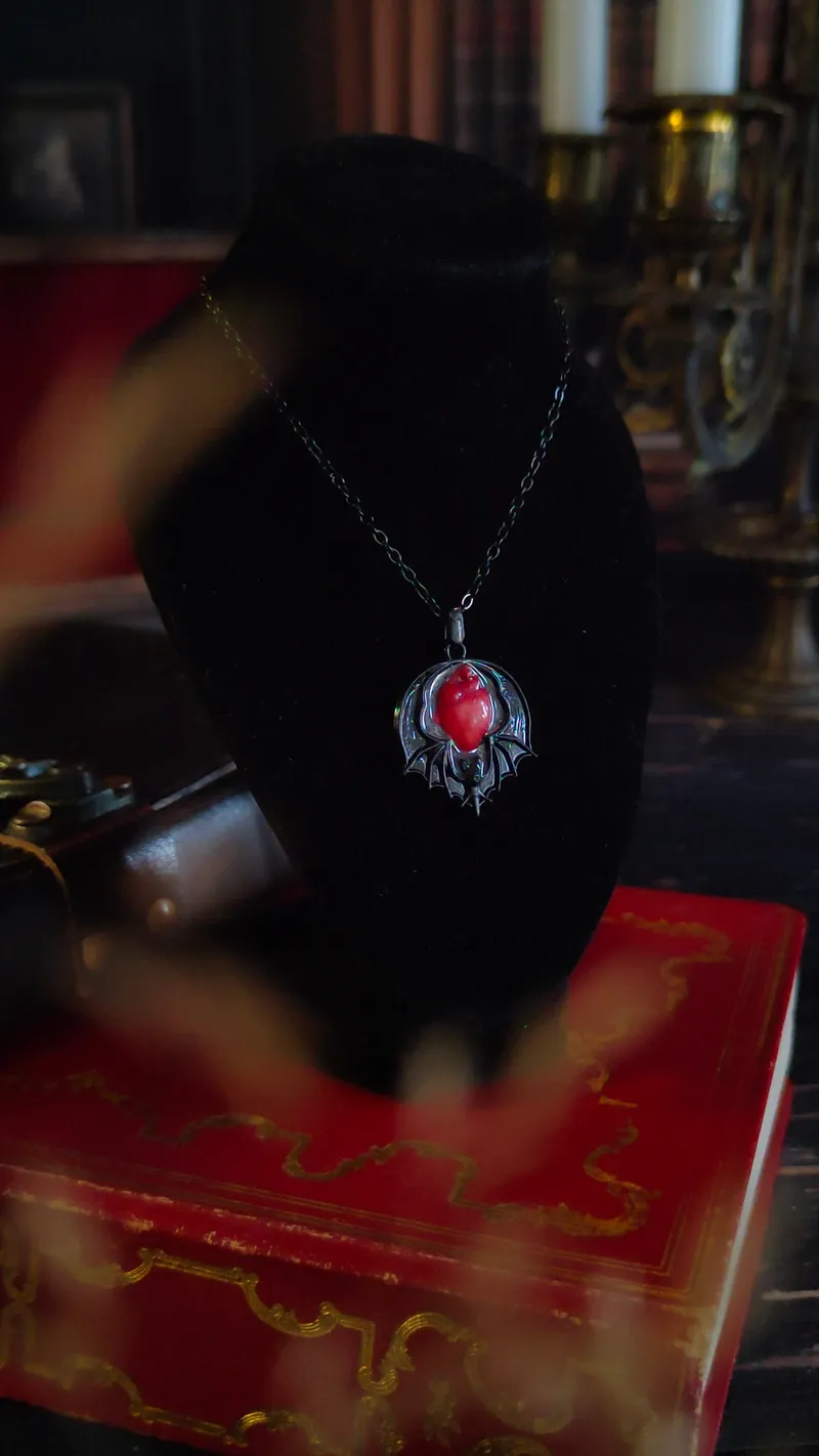 Pendentif Ailes de la nuit (Crâne Humain, Vampire ou Cœur Anatomique), bijou gothique fait main (3)