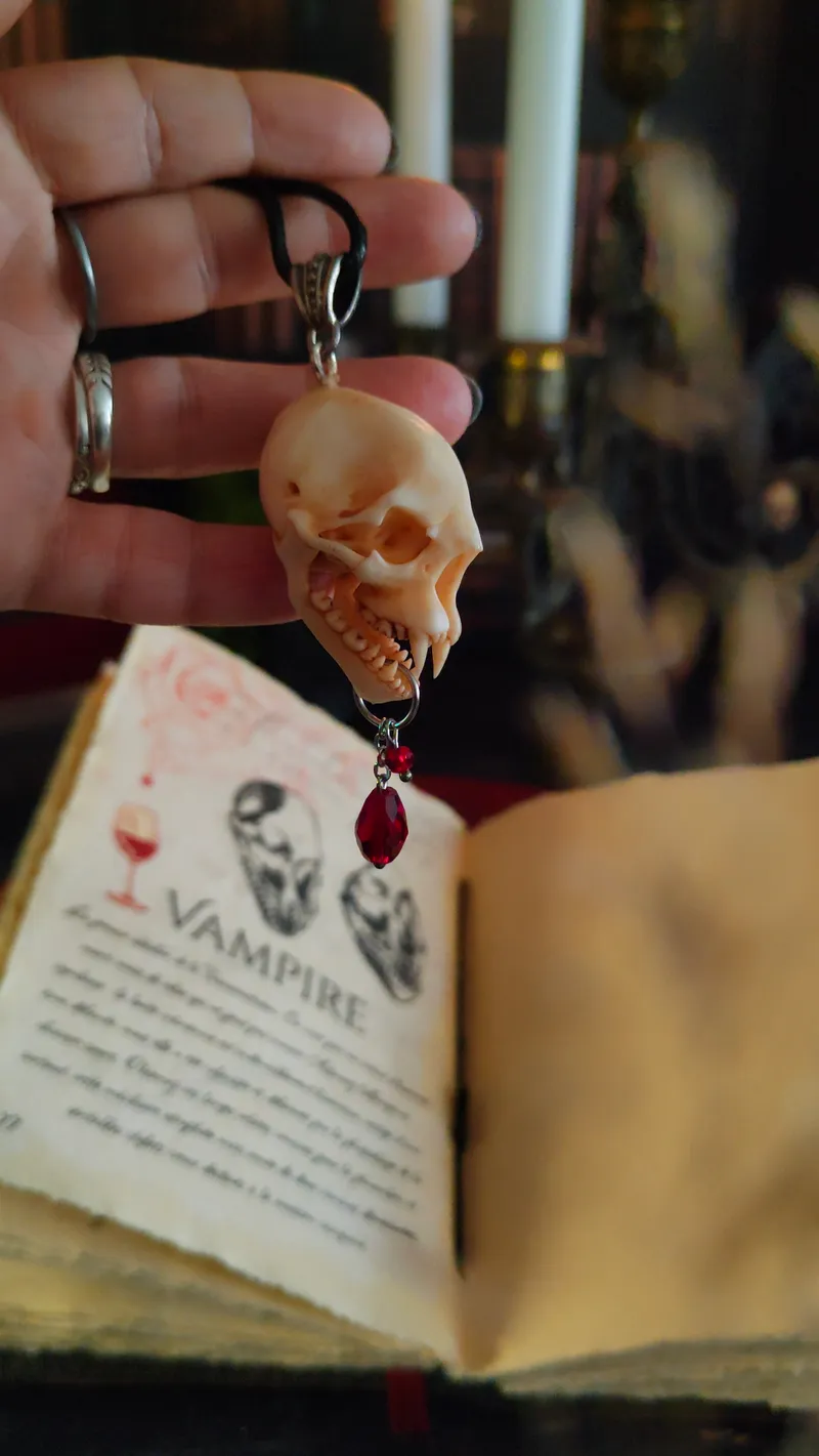 Pendentif Crâne de Vampire Gothique - Dents Tachées de Sang, bijou gothique fait main