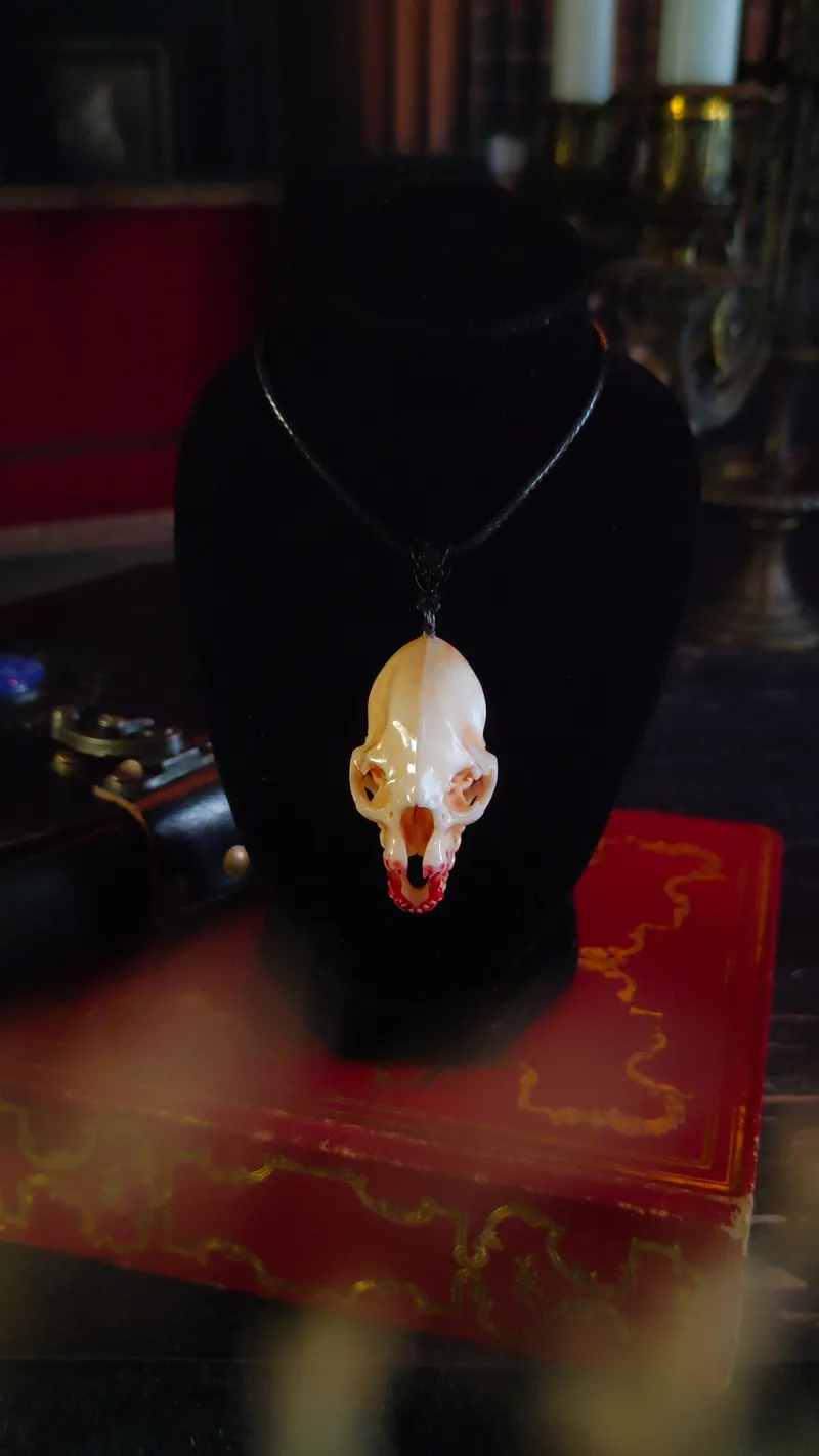 Pendentif Crâne de Vampire Gothique - Dents Tachées de Sang, bijou gothique fait main (2)