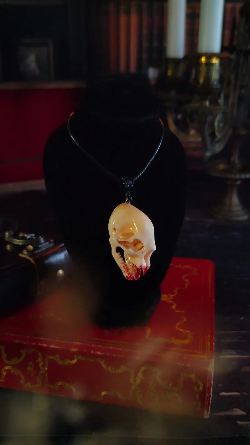 Pendentif Crâne de Vampire Gothique - Dents Tachées de Sang, bijou gothique fait main (3)
