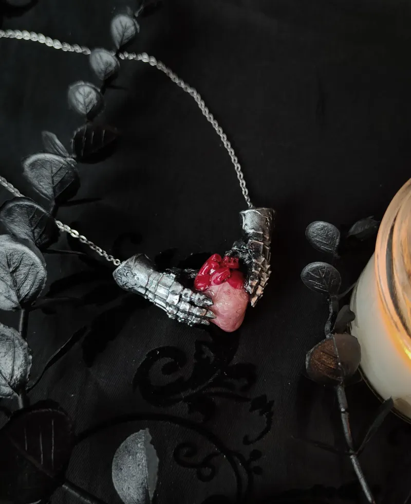 Collier Cœur Protégé - Pendentif Gantelets et Cœur Anatomique — 3