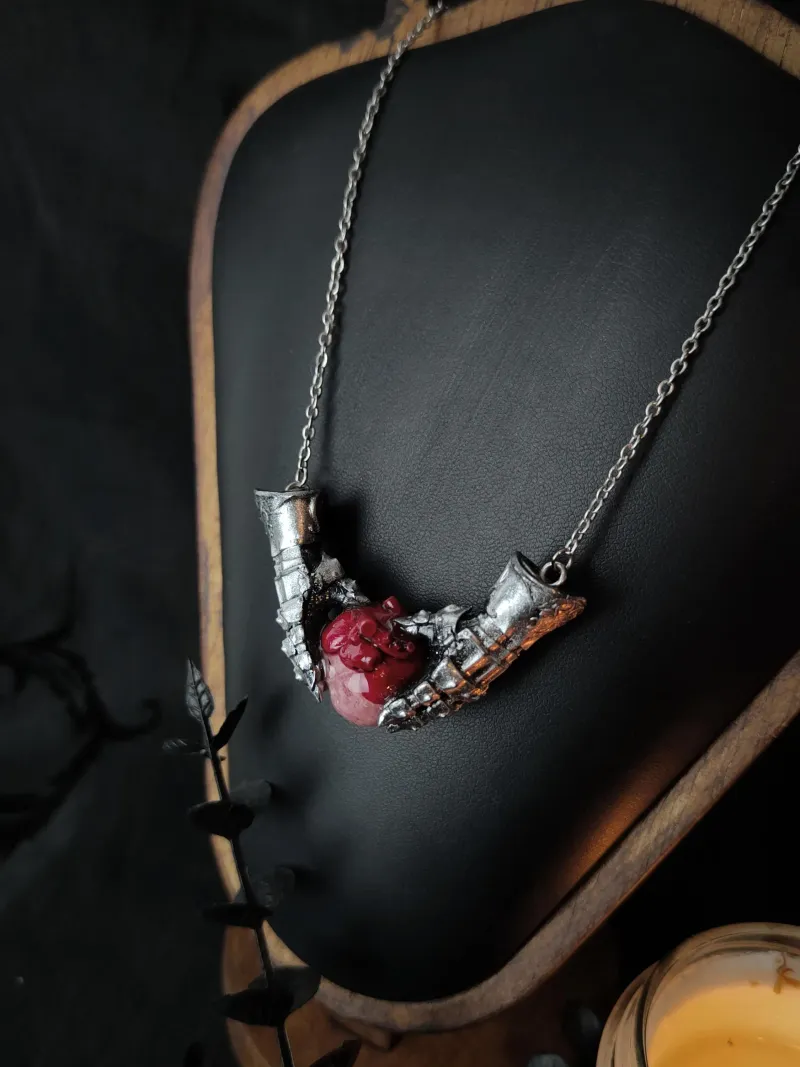 Collier Cœur Protégé - Pendentif Gantelets et Cœur Anatomique