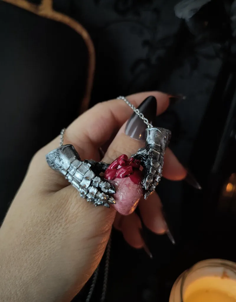Collier Cœur Protégé - Pendentif Gantelets et Cœur Anatomique — 2
