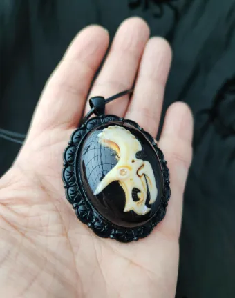 Collier Cabochon Relique Noire - Crâne de Tricératops, handmade gothic jewelry