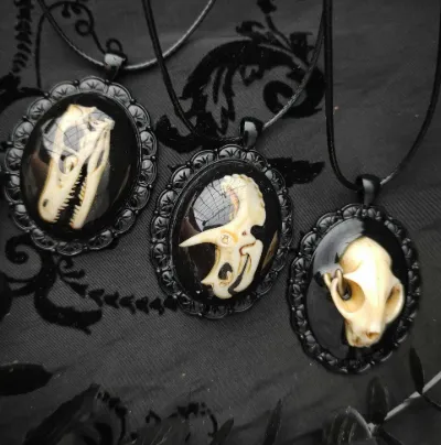 Collier Cabochon Relique Noire - Crâne de Tricératops, handmade gothic jewelry (3)