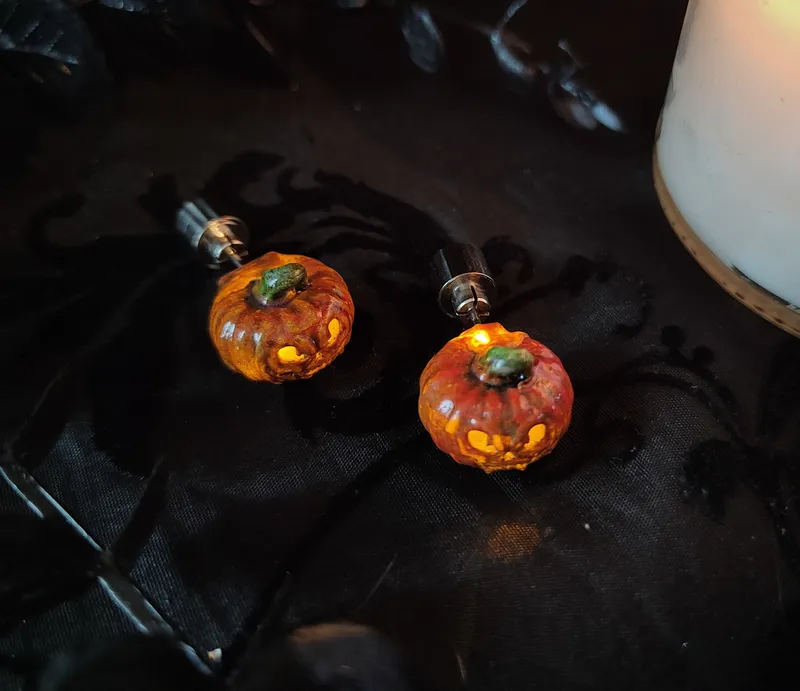 Boucles d'oreille citrouille Lumineuses - peintes à la main, bijou gothique fait main (3)
