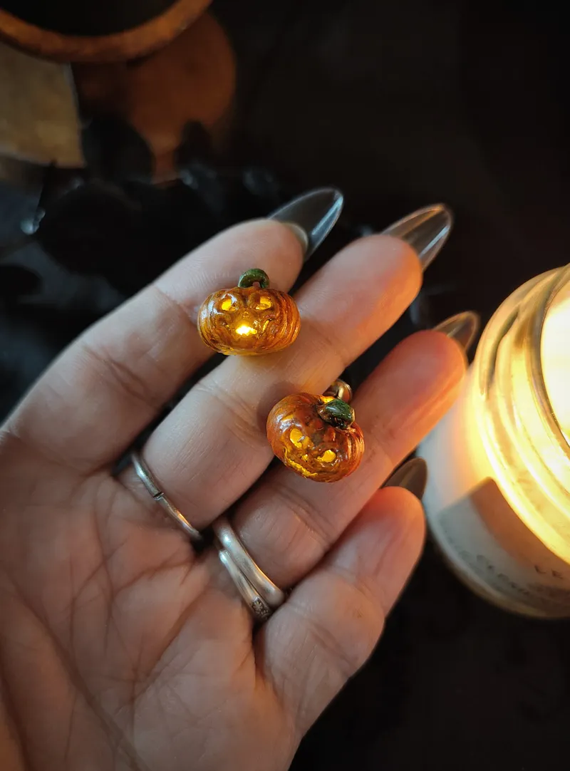 Boucles d'oreille citrouille Lumineuses - peintes à la main, bijou gothique fait main