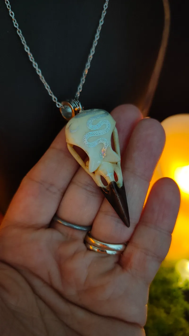 Pendentif Crâne de Corbeau Orné - Le Serpentaire — 3