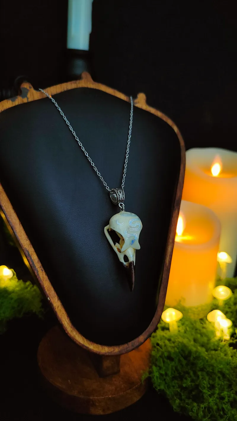 Pendentif Crâne de Corbeau Orné - Le Serpentaire — 2