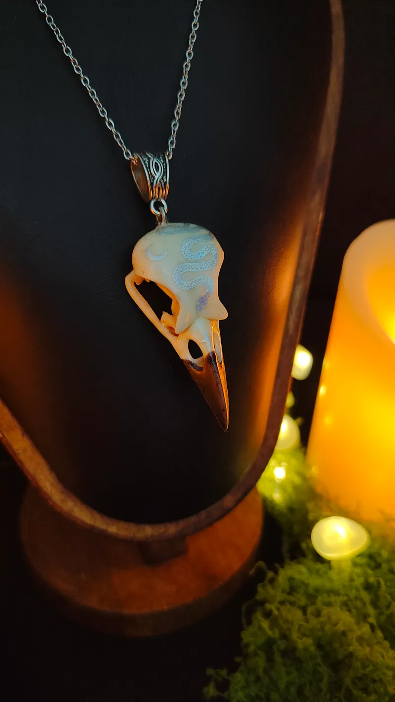 Pendentif Crâne de Corbeau Orné - Le Serpentaire