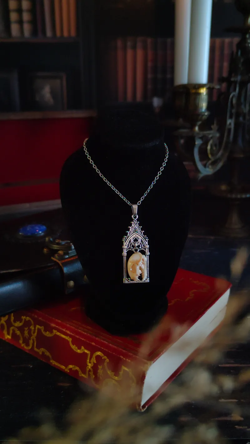 Pendentif Vitrail Gothique & Crâne (Crâne Humain, Chat ou Loup), bijou gothique fait main (2)