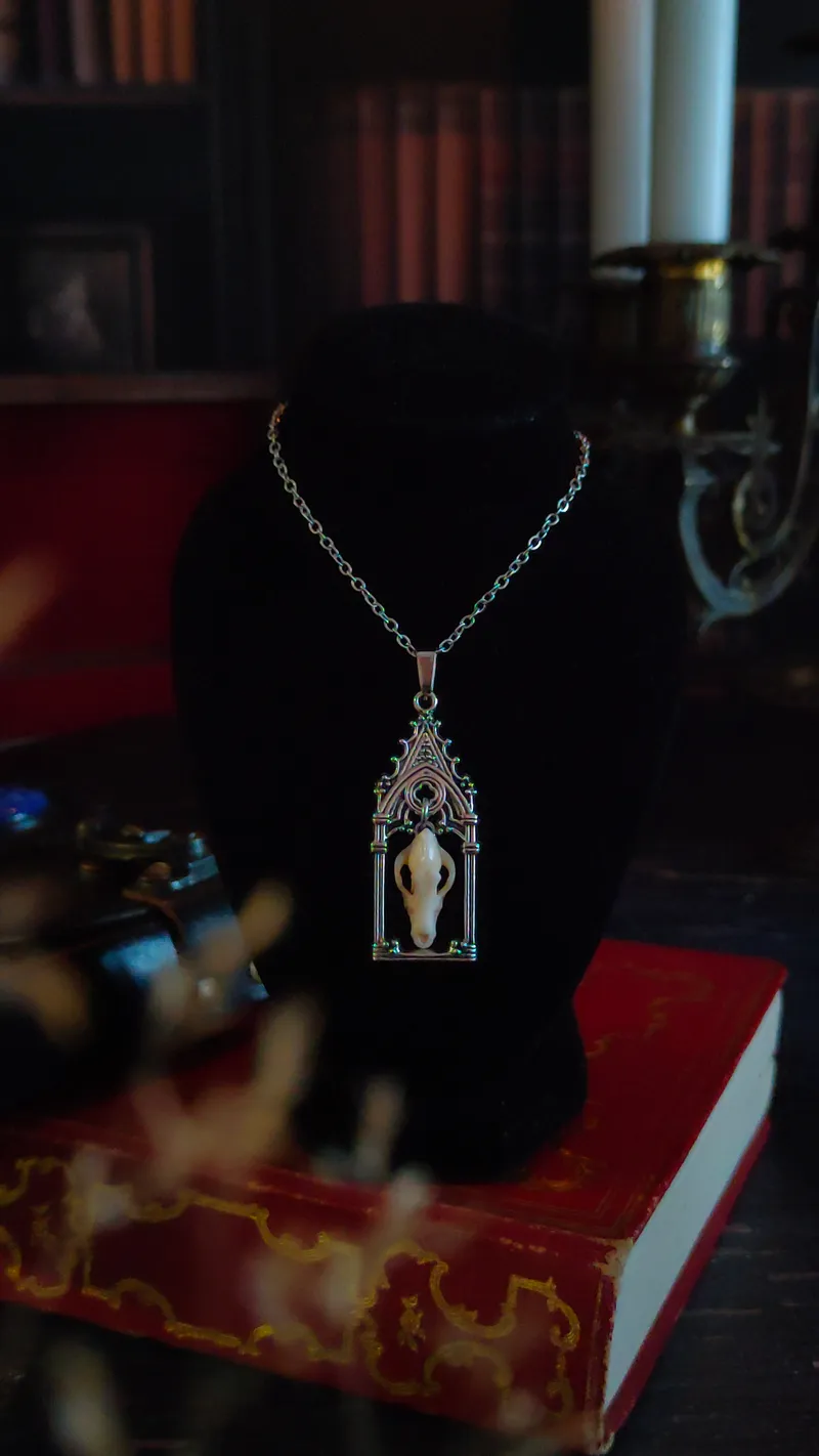 Pendentif Vitrail Gothique & Crâne (Crâne Humain, Chat ou Loup), bijou gothique fait main (3)