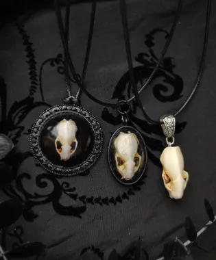 Pendentif Crâne d'Hermine en Résine, handmade gothic jewelry (3)