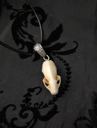Pendentif Crâne d'Hermine en Résine, handmade gothic jewelry