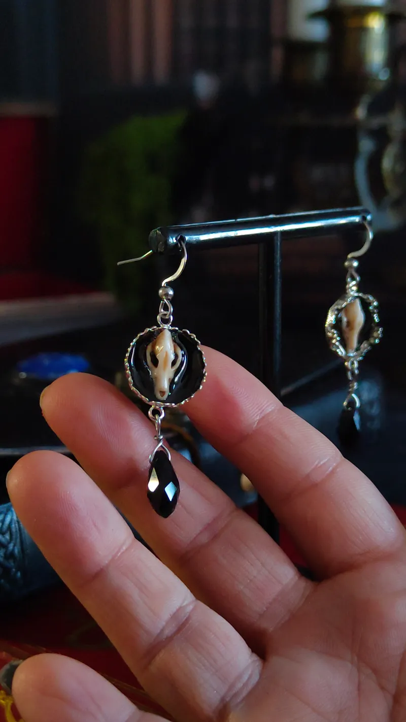 Boucles d'oreilles Mini Médaillon & Goutte Suspendue (Crâne de Loup, Cœur Anatomique ou Crâne de Vampire), bijou gothique fait main