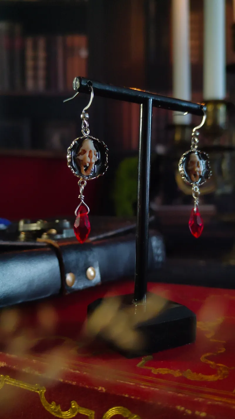 Boucles d'oreilles Mini Médaillon & Goutte Suspendue (Crâne de Loup, Cœur Anatomique ou Crâne de Vampire), bijou gothique fait main (3)