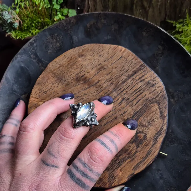 Bague Labradorite blanche, bijou gothique fait main (2)