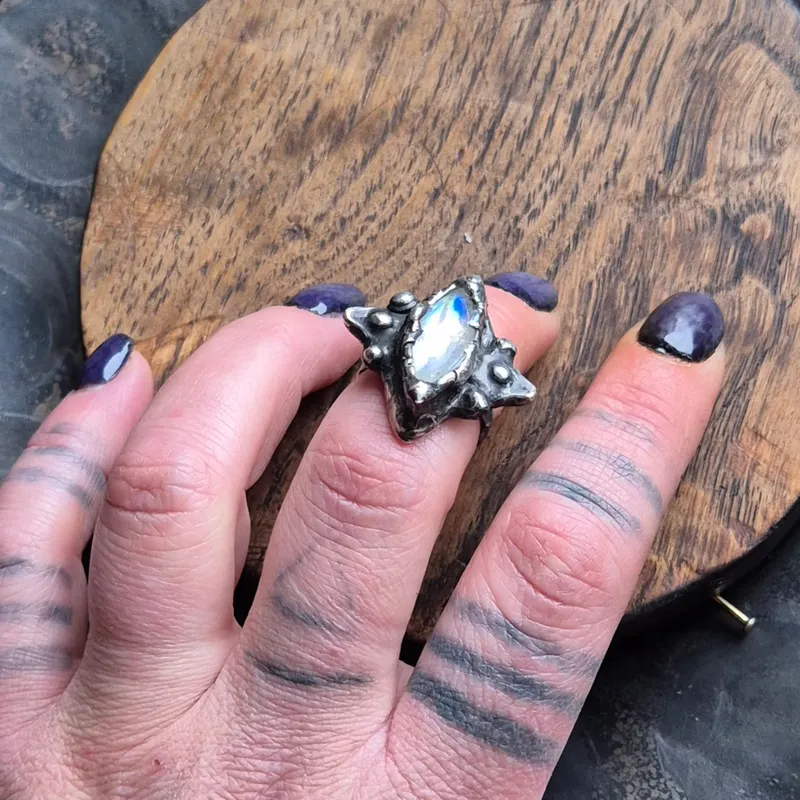 Bague Labradorite blanche, bijou gothique fait main (3)