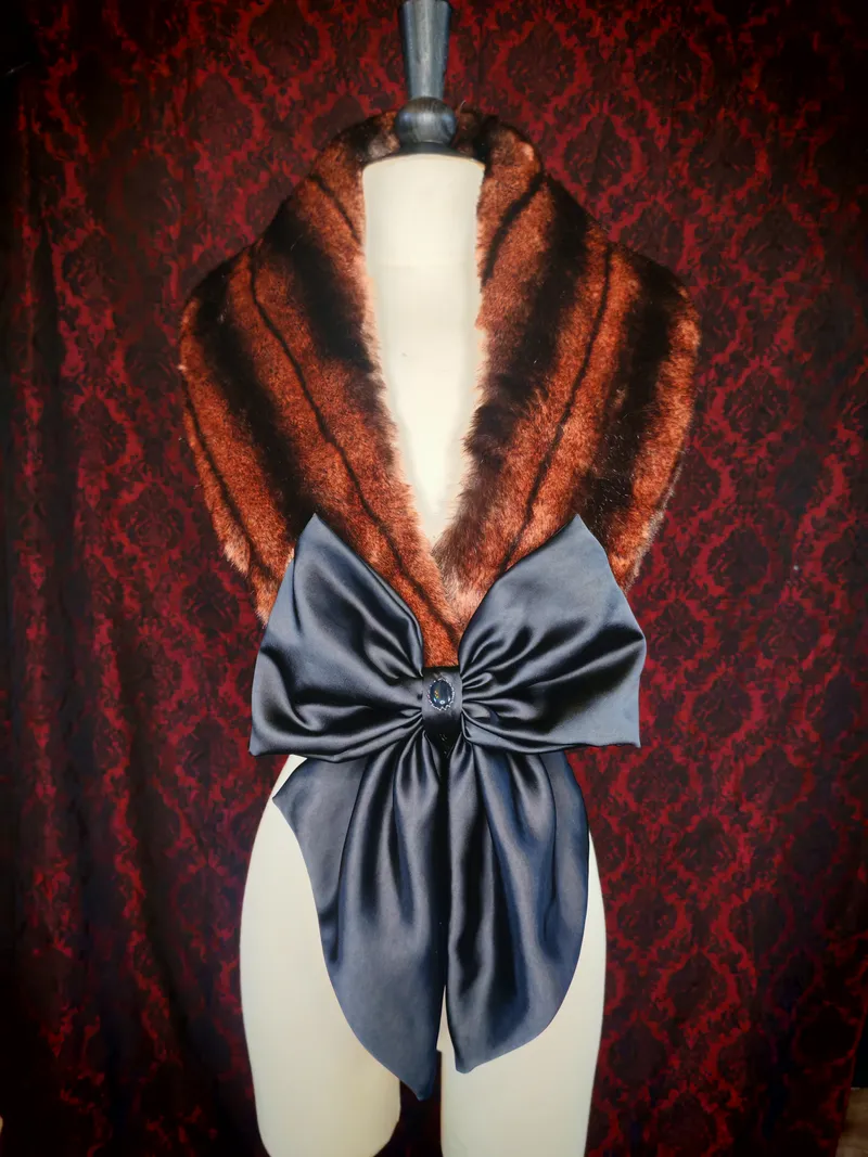 Col "Vampire Desire" Fausse fourrure Rouge et Noire