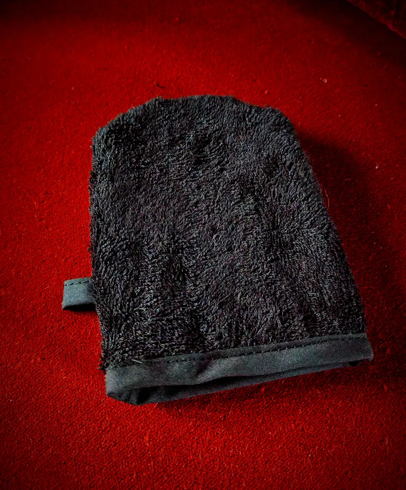 Gant démaquillant "Rituel de minuit", beauté gothique & alternative (2)