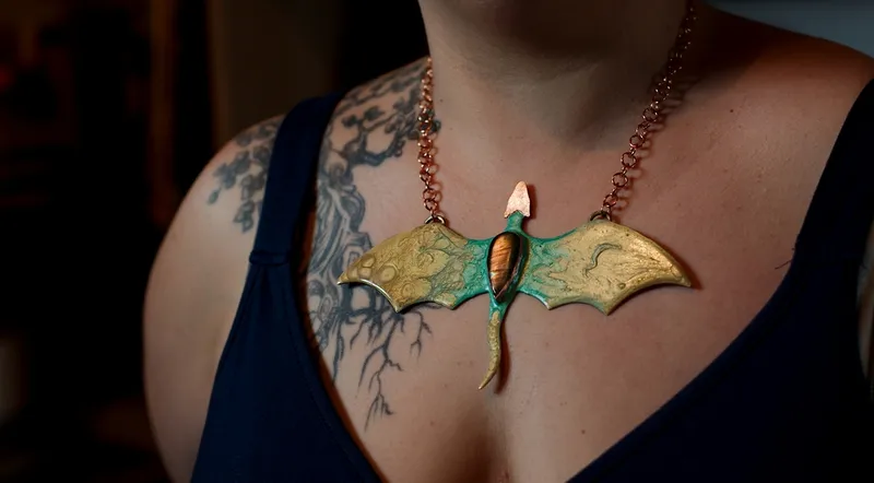 Plastron "Les Ailes du Crépuscule", bijou gothique fait main