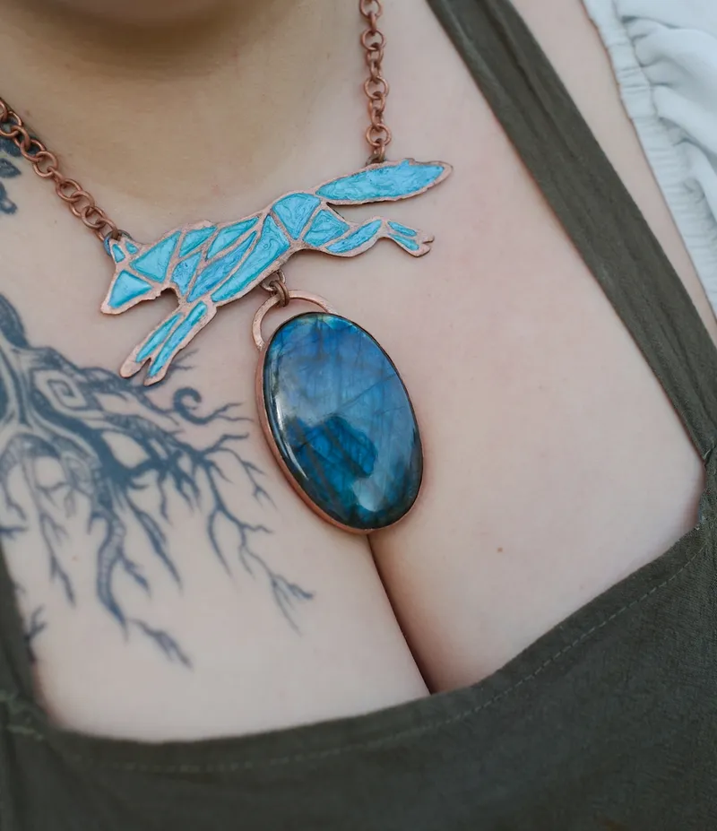 Collier "La course du Loup", bijou gothique fait main (2)