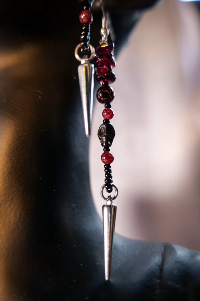 Boucles d'oreille en pierre naturelle grenat, pique et tête de mort, handmade gothic jewelry