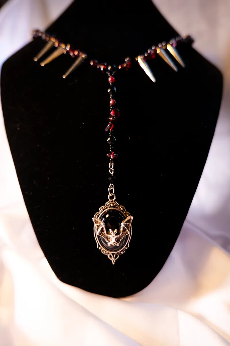 Collier pierre naturelle - grenat, piques et pendentif chauve-souris, handmade gothic jewelry