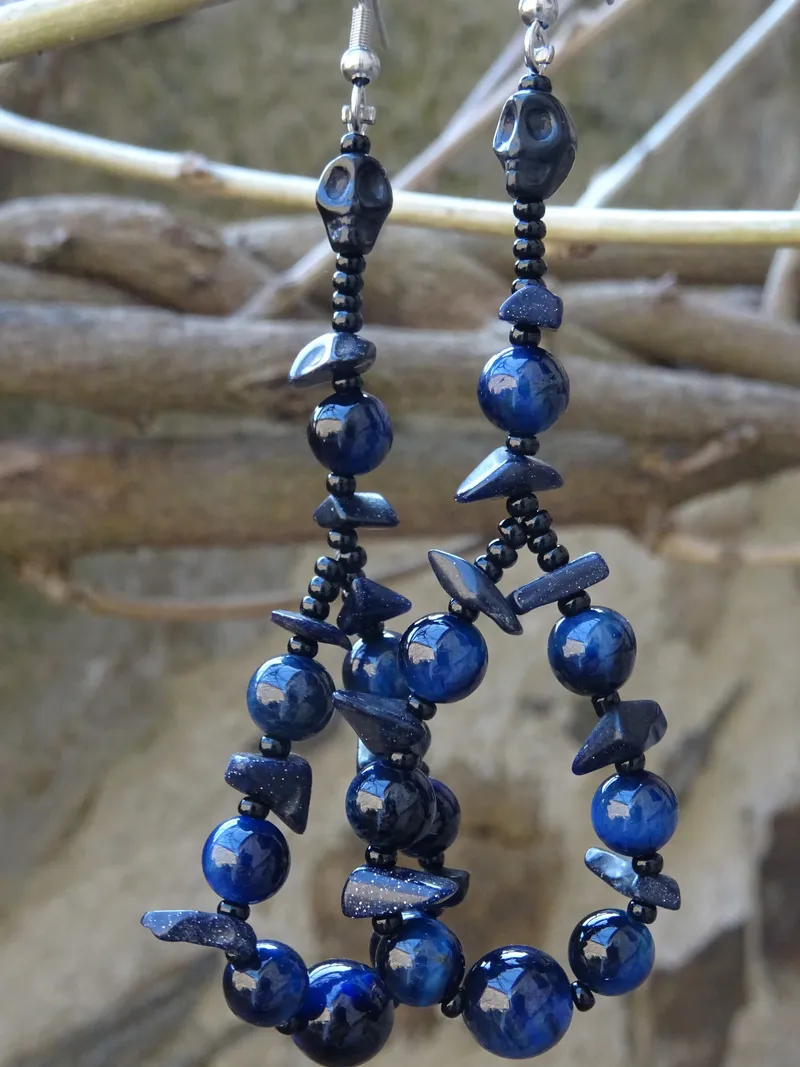 Boucles d'oreille en œil de tigre bleu, tête de mort et lapis lazuli, handmade gothic jewelry