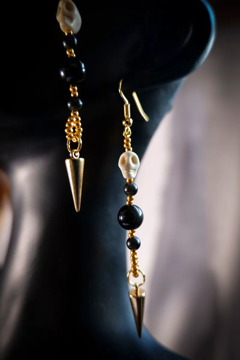 Boucles d'oreille en pierre naturelle obsidienne, tête de mort et pique dorée, handmade gothic jewelry