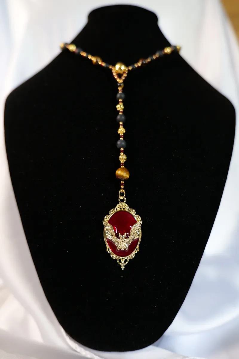 Collier œil de tigre, agate, pierre de lave et chauve-souris