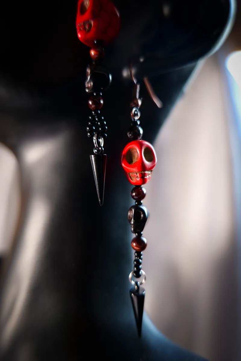 Boucles d'oreille têtes de mort, œil de tigre rouge et pique, handmade gothic jewelry