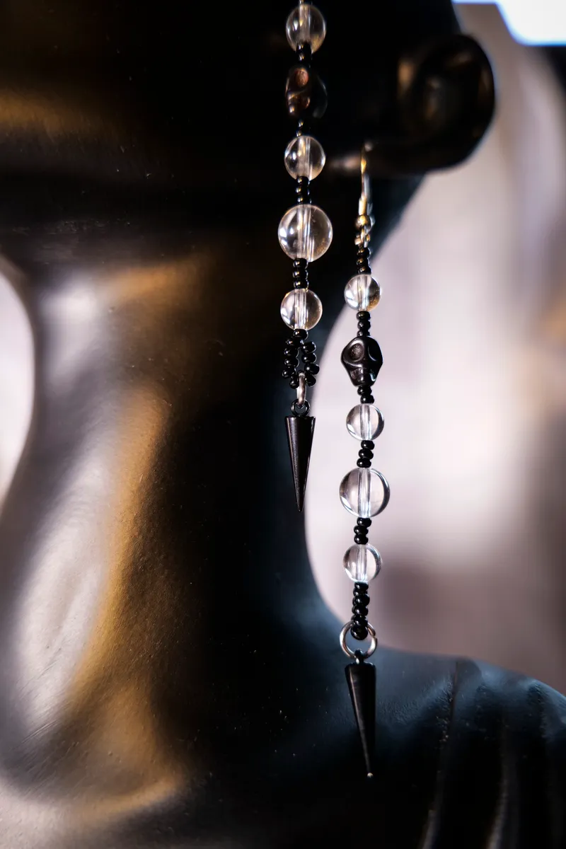Boucles d'oreille pierre naturelle cristal de roche, pique et tête de mort, handmade gothic jewelry