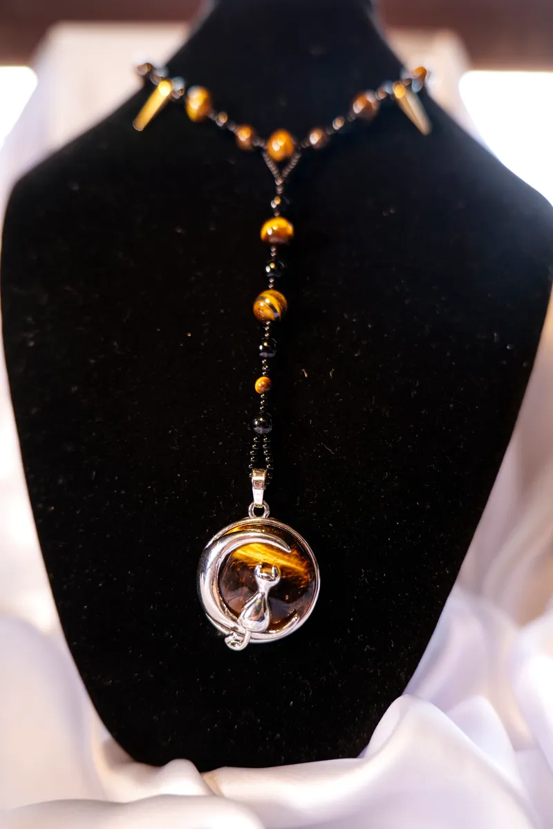 Collier pierre naturelle - œil de tigre, piques et pendentif chat croissant de lune, handmade gothic jewelry
