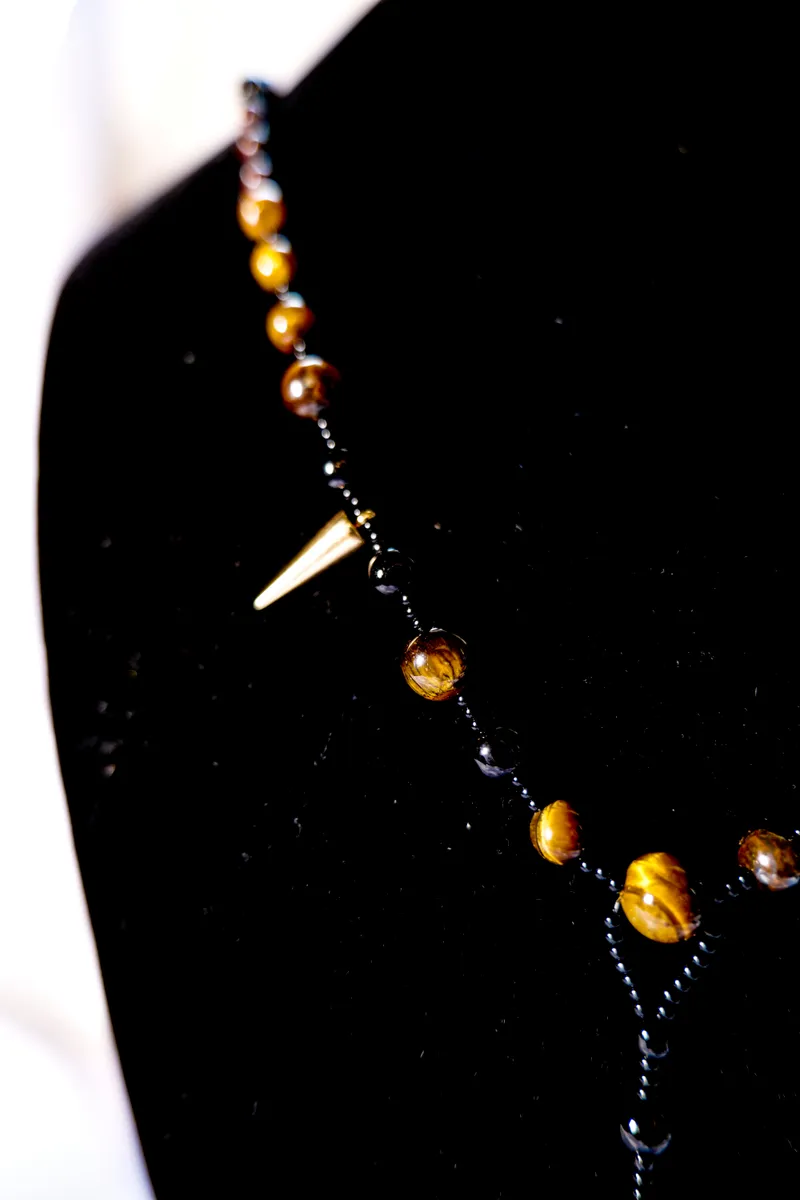 Collier pierre naturelle - œil de tigre, piques et pendentif chat croissant de lune, handmade gothic jewelry (2)