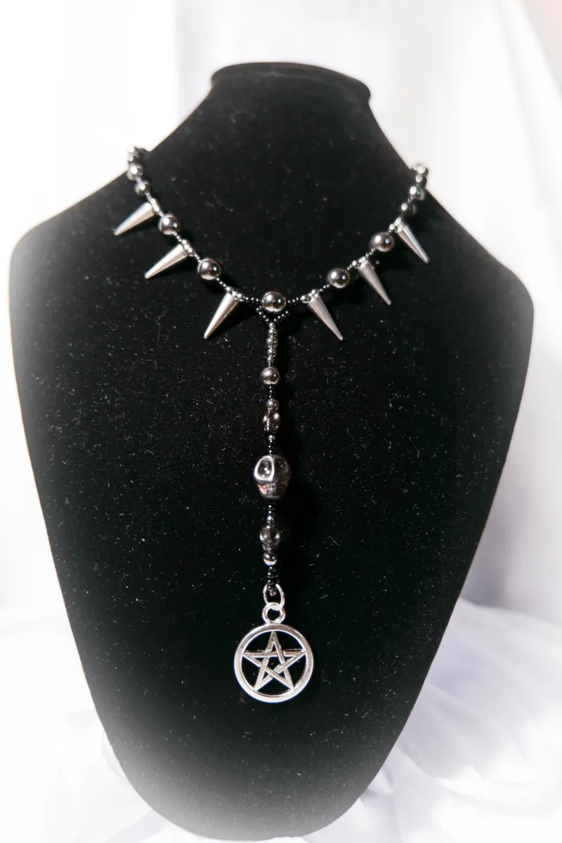 Collier en pierre naturelle - hématite, tête de mort et pentacle, bijou gothique fait main