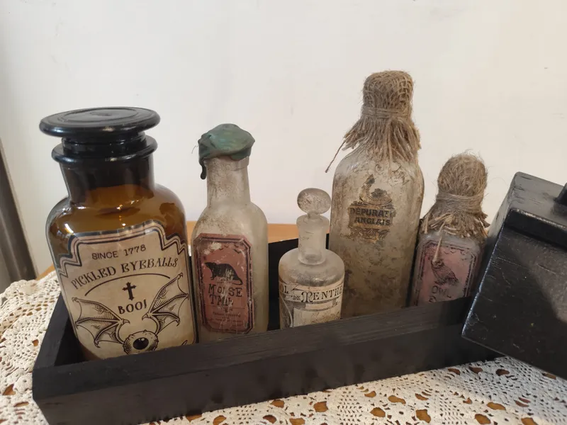 Bouteilles décoratives – Esprit cabinet de curiosités gothique, décoration gothique faite main (2)