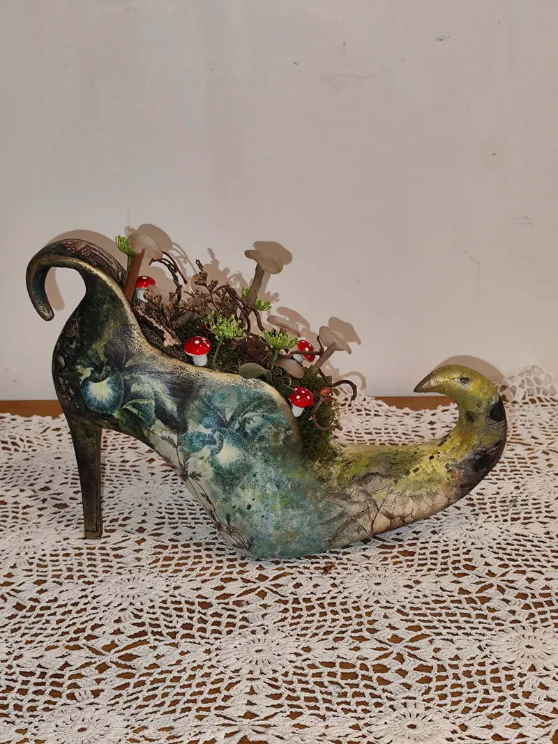Chaussure de sorcière fantastique – création artisanale unique, décoration gothique faite main (3)
