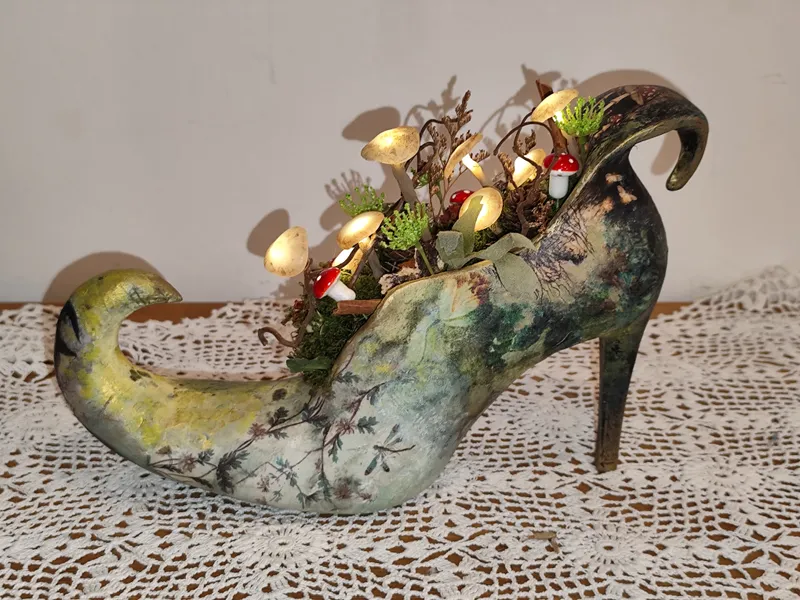 Chaussure de sorcière fantastique – création artisanale unique, décoration gothique faite main