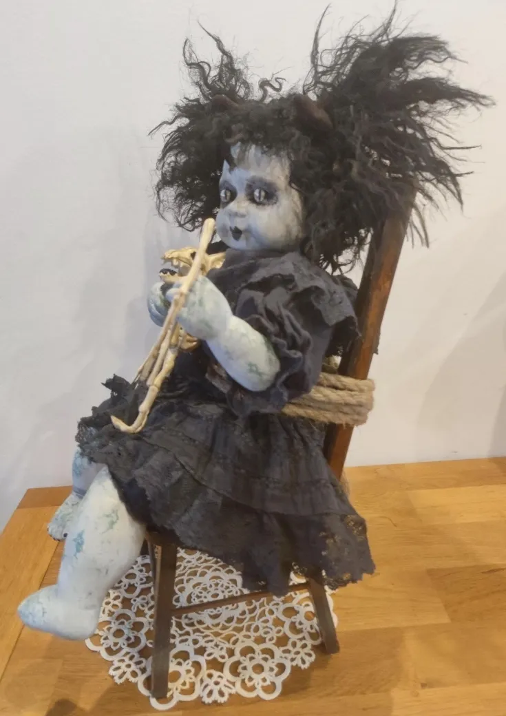 Poupée gothique en porcelaine relookée, décoration Halloween creepy, poupée hantée noire, cabinet de curiosités, art doll, décoration gothique faite main (2)