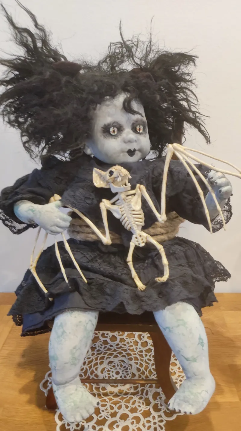 Poupée gothique en porcelaine relookée, décoration Halloween creepy, poupée hantée noire, cabinet de curiosités, art doll, décoration gothique faite main