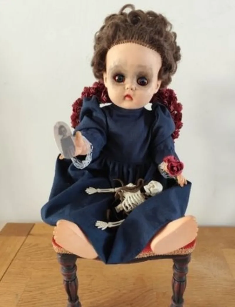 Petite poupée vintage… mais pas tout à fait innocente, décoration gothique faite main