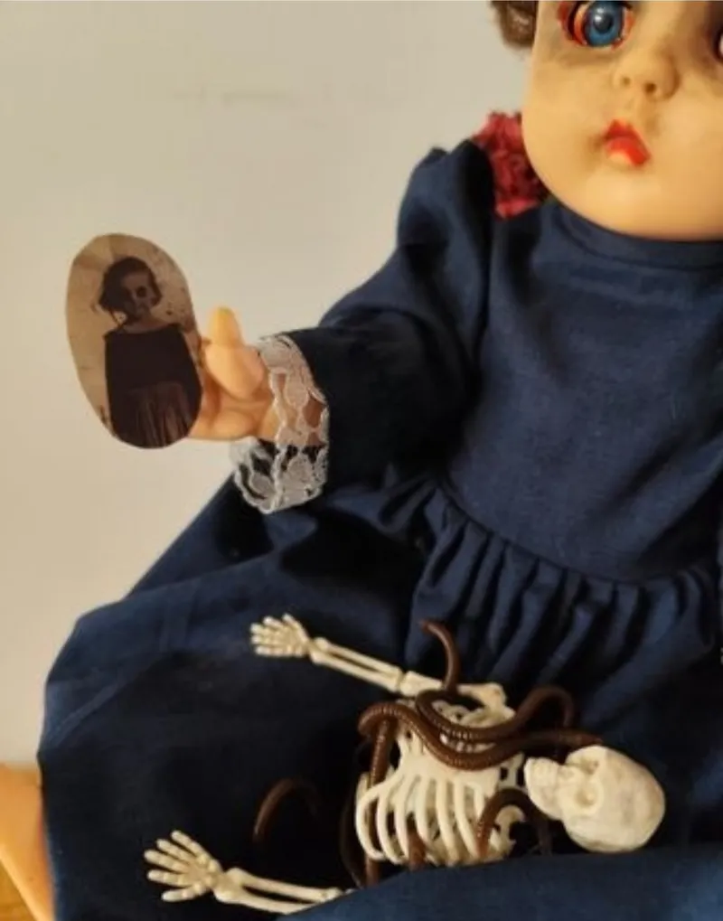Petite poupée vintage… mais pas tout à fait innocente, décoration gothique faite main (2)
