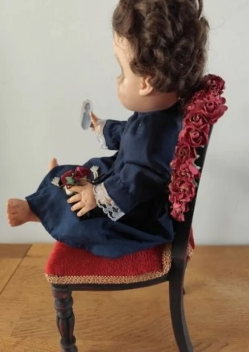 Petite poupée vintage… mais pas tout à fait innocente, décoration gothique faite main (3)