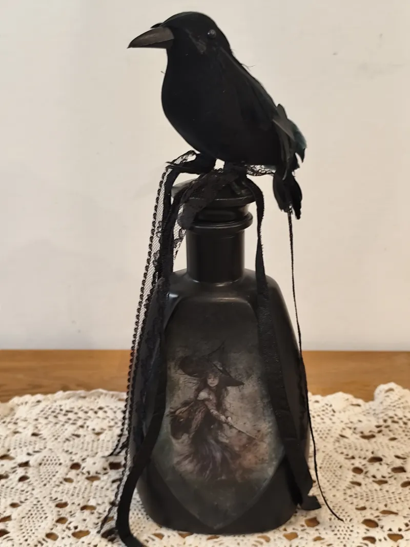 Bouteille gothique décorative – Corbeau & sorcière | Corvus Sanctum, décoration gothique faite main