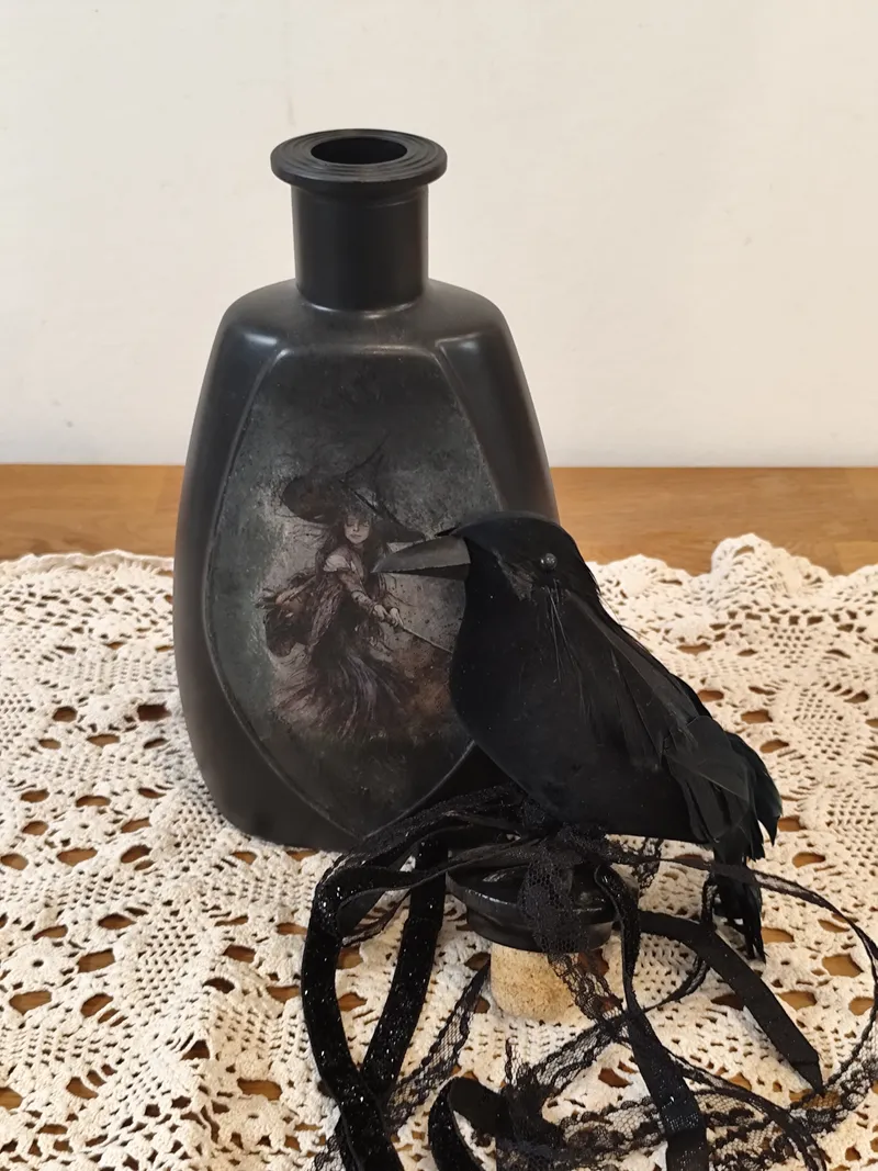 Bouteille gothique décorative – Corbeau & sorcière | Corvus Sanctum, décoration gothique faite main (2)