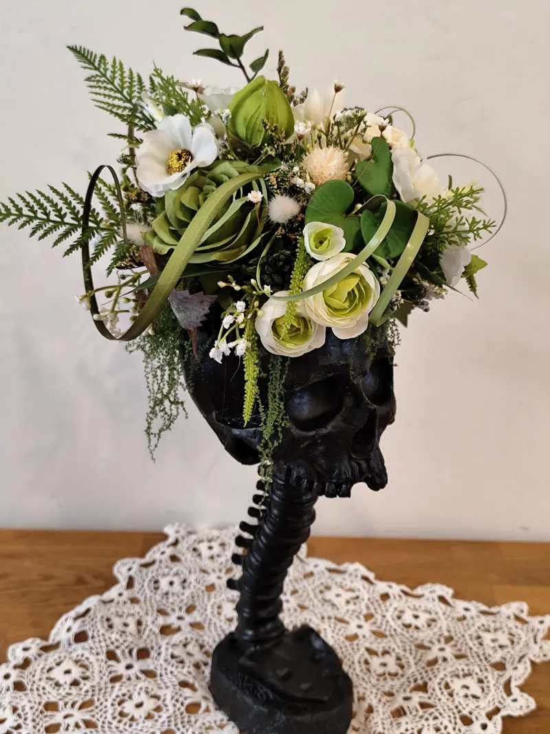 Crâne décoratif floral gothique noir sur pied – Composition florale verte et blanche – Pièce unique fait main – Cabinet de curiosités – Déco — 2