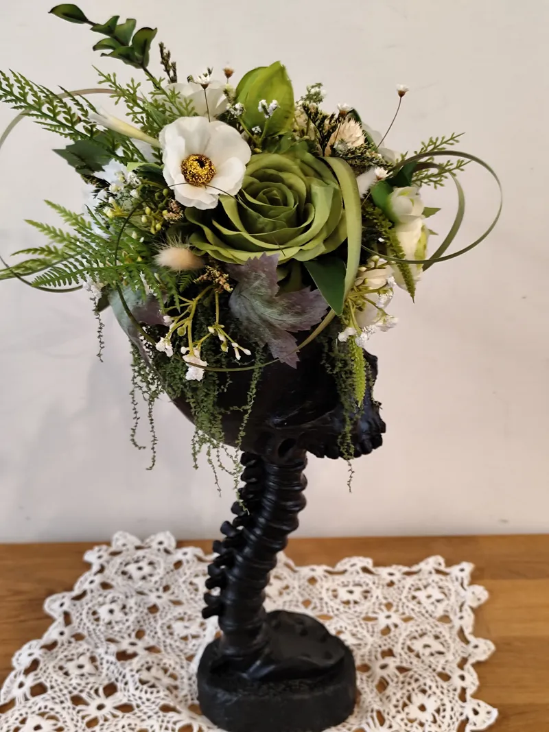 Crâne décoratif floral gothique noir sur pied – Composition florale verte et blanche – Pièce unique fait main – Cabinet de curiosités – Déco — 3