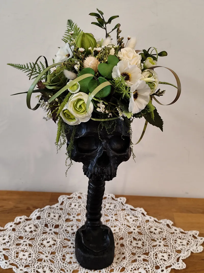 Crâne décoratif floral gothique noir sur pied – Composition florale verte et blanche – Pièce unique fait main – Cabinet de curiosités – Déco