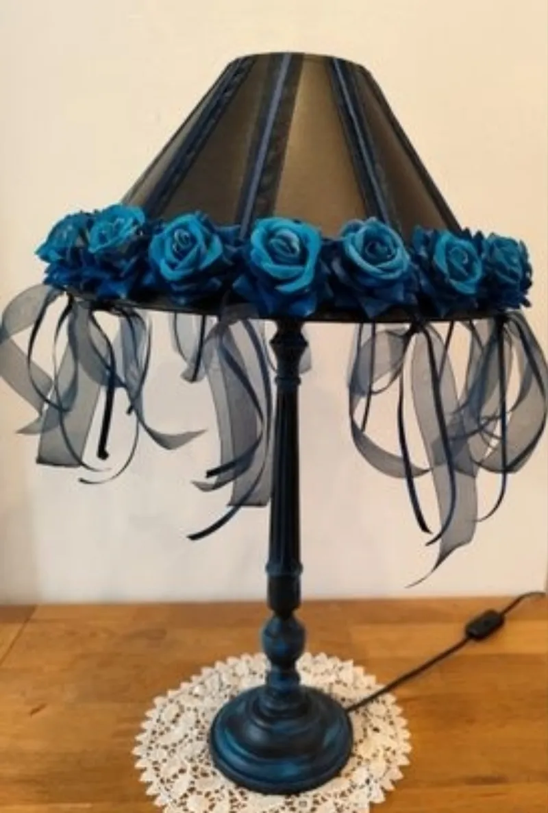 Lampe baroque Gothique romantique - roses velours bleues, décoration gothique faite main